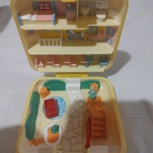 Polly Pockets 1989 Dollhouse set. Tiny compact. 2 dolls 1 car